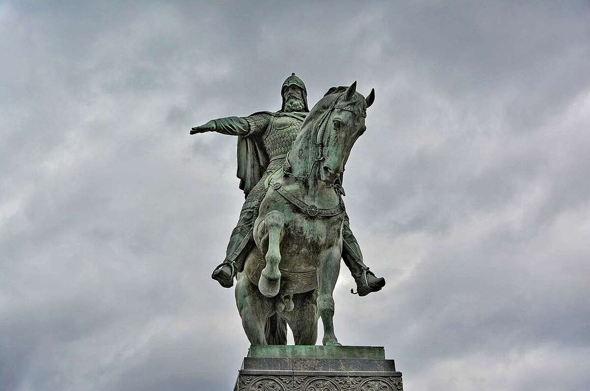 Памятник Юрию Долгорукому