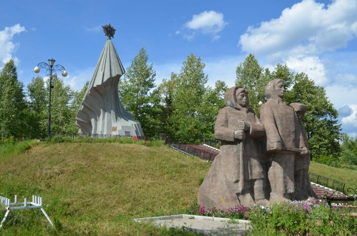 Фото: Википедия. Алдан. Мемориал героям Великой Отечественной 