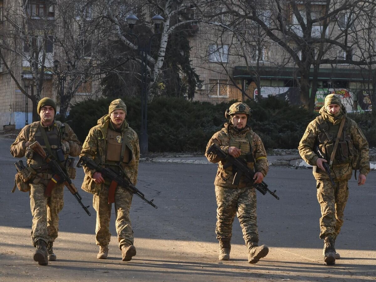    Украинские военные на улице Артемовска (Бахмута)© AP Photo / Andriy Andriyenko