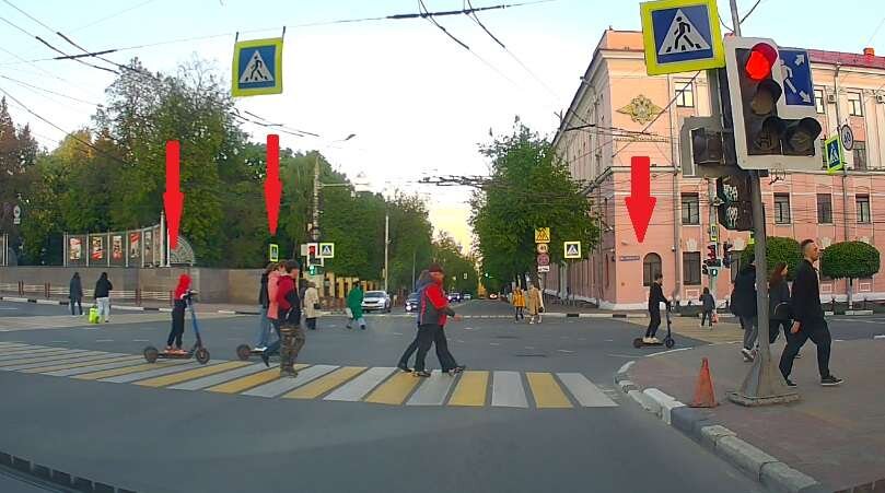    В центре Брянска малолетки устроили опасные покатушки на электросамокатах по дороге на проспекте Ленина avchernov