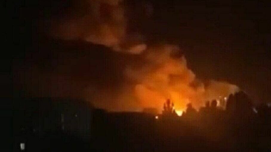     Очевидцы сообщают о не менее десятка прилетах.