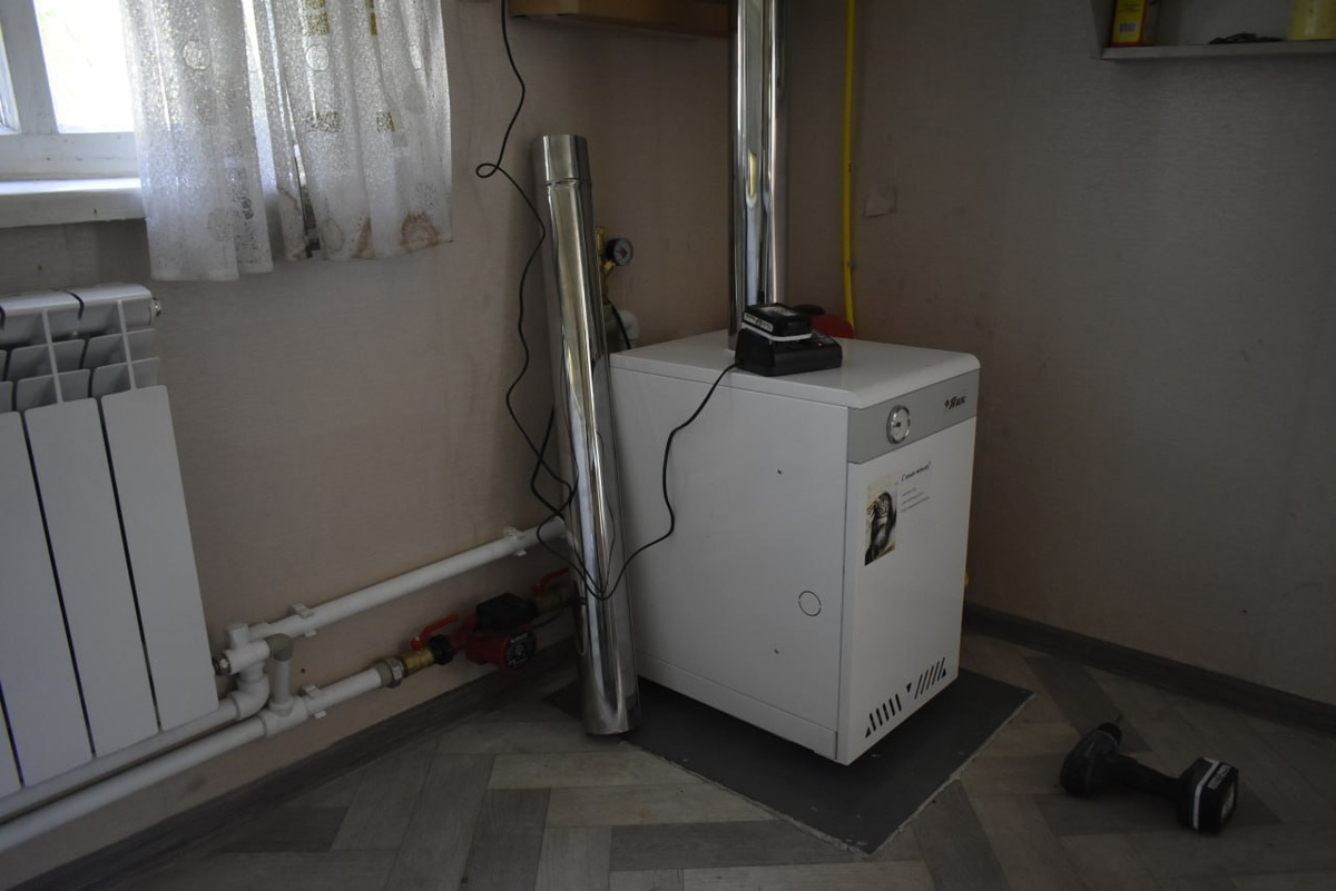  📷    Оренбуржцы в Перевальском районе провели ремонт в доме ветерана Кристина Просвиркина