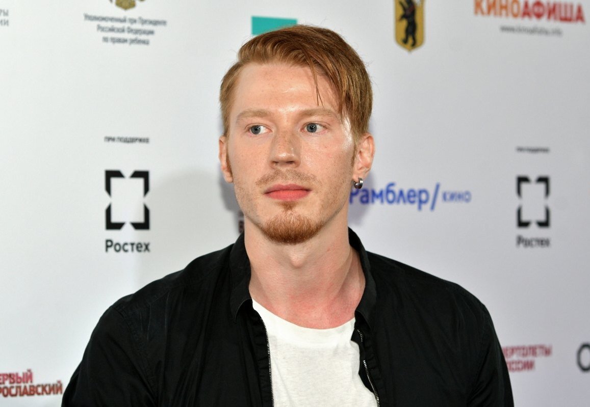     Рост под два метра, живёт с женой в замке: 7 фактов о Никите Преснякове