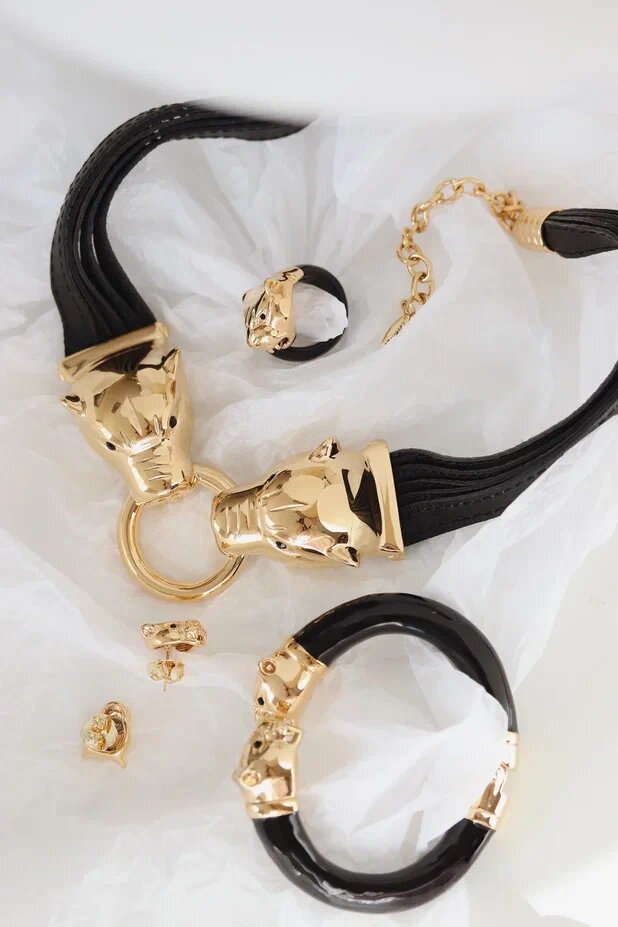 Украшения Uvelina с элегантными пантерами 👇🏻Листайте, чтобы посмотреть украшения на модели 