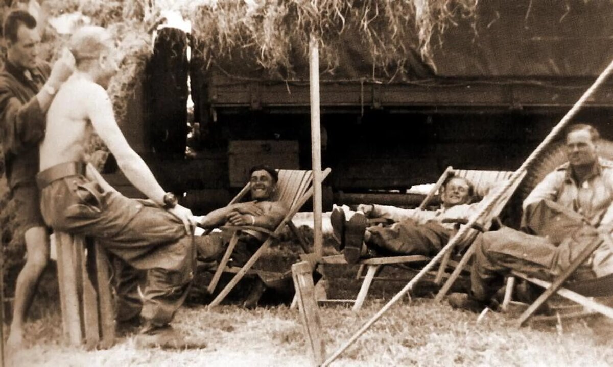 Летчики эскадрильи 2./JG 54 между вылетами. На ящике сидит обер-лейтенант Герхард Людвиг, правее него на шезлонгах отдыхают унтер-офицер Отто Киттель, обер-лейтенант Зигфрид фон Матушка и обер-ефрейтор Карл Фукс. 