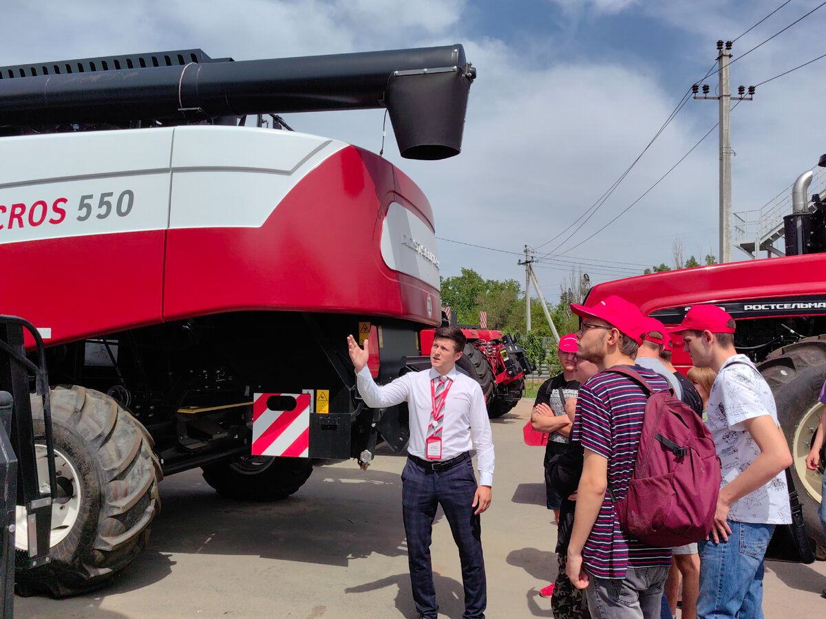 Менеджер по продажам ООО "Комбайны и тракторы" Мотырев Андрей рассказывает студентам об зерноуборочном комбайне ACROS 550