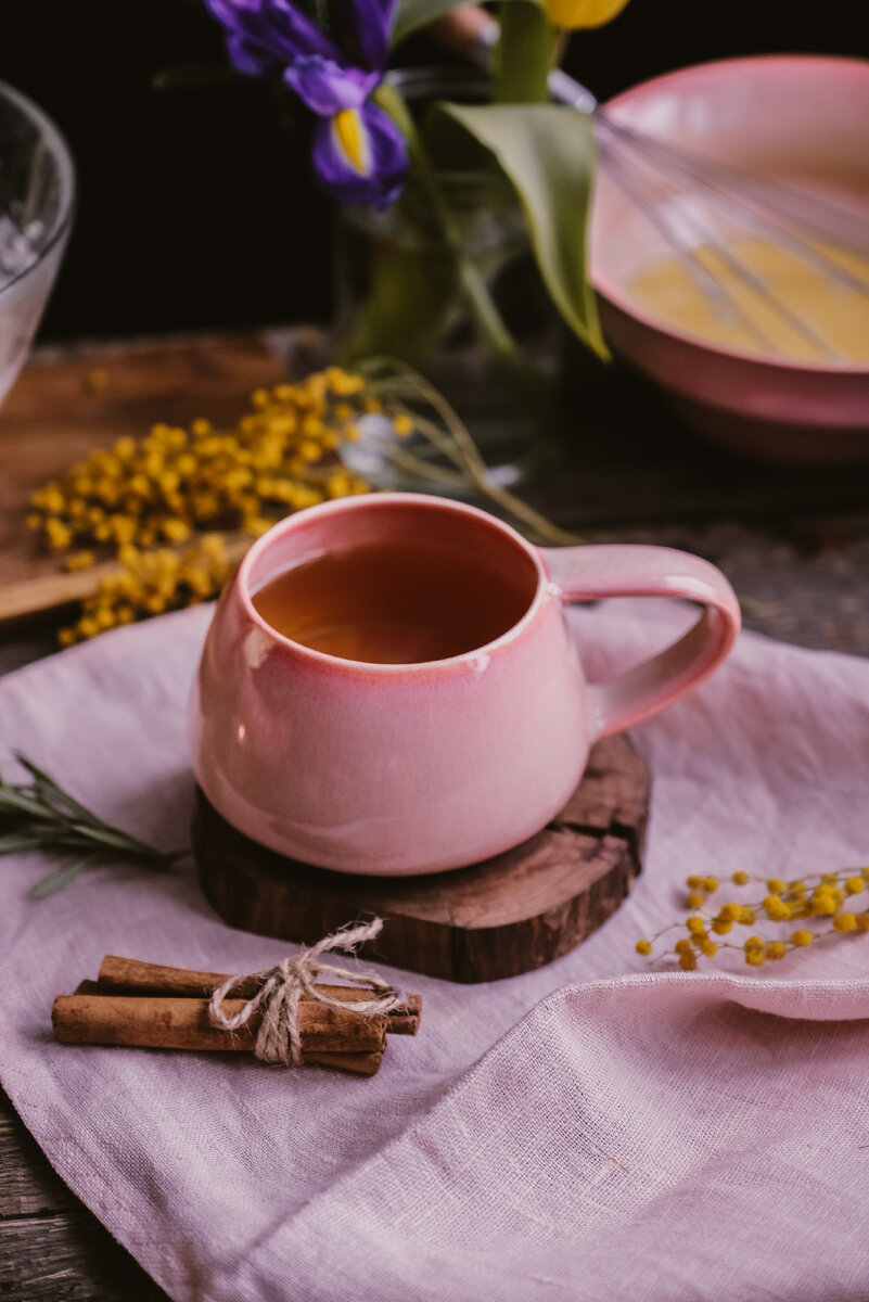 На фото серия "Рассвет над Имладрис" Мастерской дизайнерской посуды "VELES". Кружка вулкан 300 мл