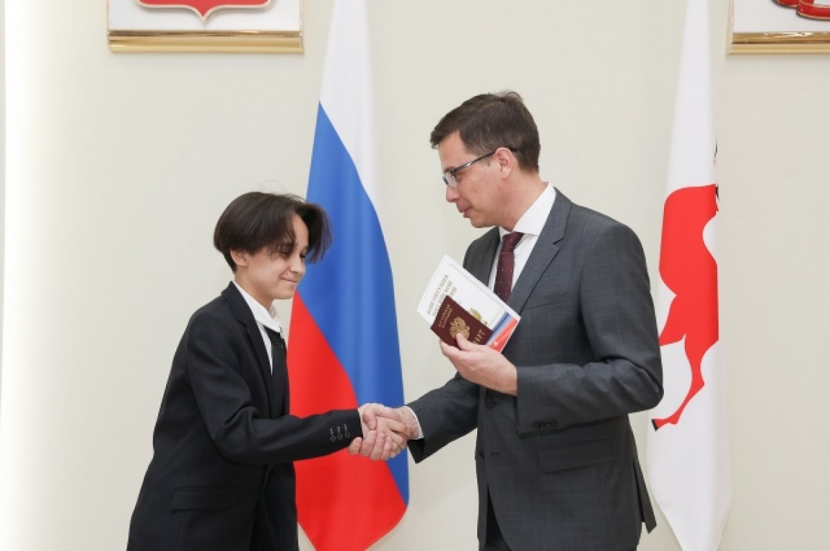    Глава Нижнего Новгорода Юрий Шалабаев вручил школьникам паспорта