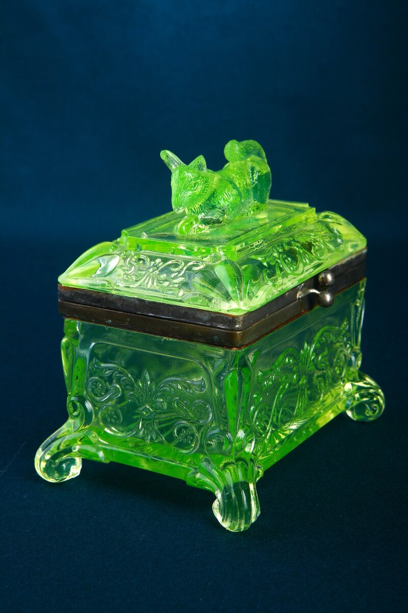 Фотографии проекта Чумодан, отдел Чумошоп. Шкатулка или чайница из уранового стекла, создана до революции. 