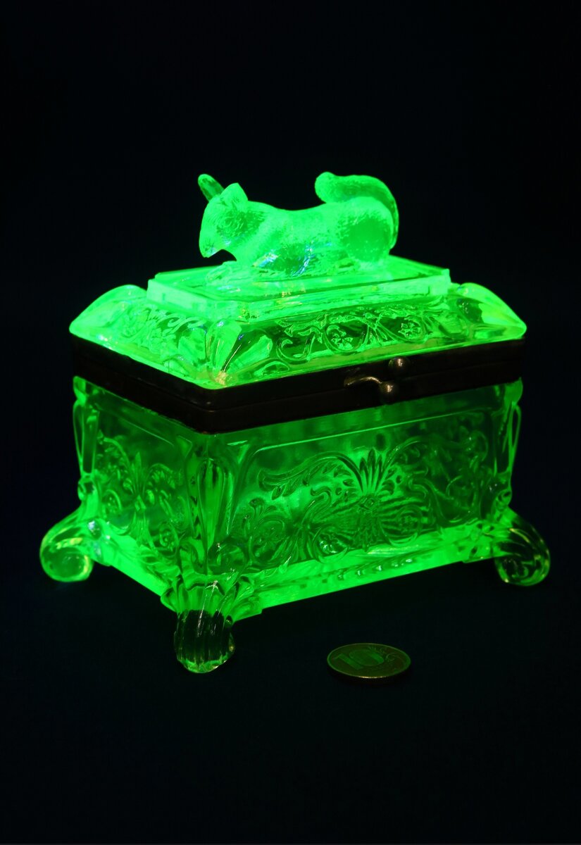 Фотографии проекта Чумодан, отдел Чумошоп. Шкатулка или чайница из уранового стекла, создана до революции.