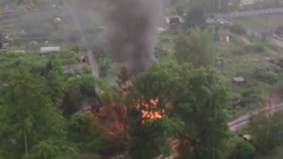     В Красноярске начался пожар на Лесопарковой. По словам очевидцев, причиной мог стать удар молнии.