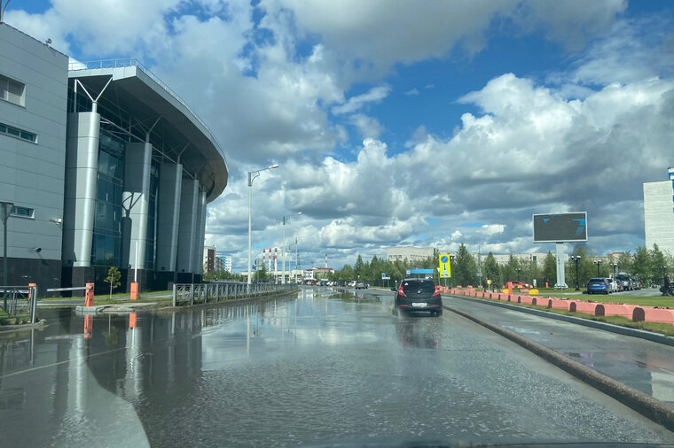    Лужи на дороге