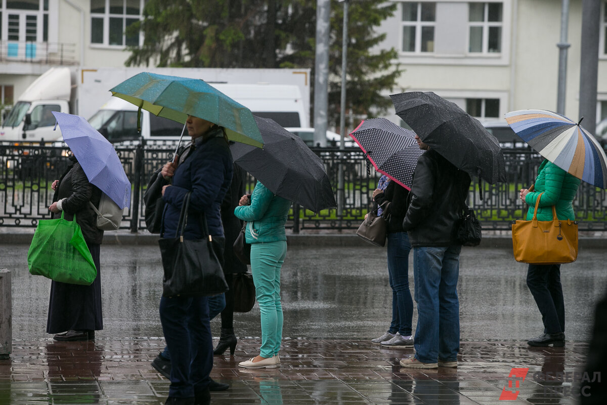 Погода на июль что говорят синоптики. Плохая погода. Приморье после тайфуна. Толпа идет в непогоду. Тайфун Владивосток.