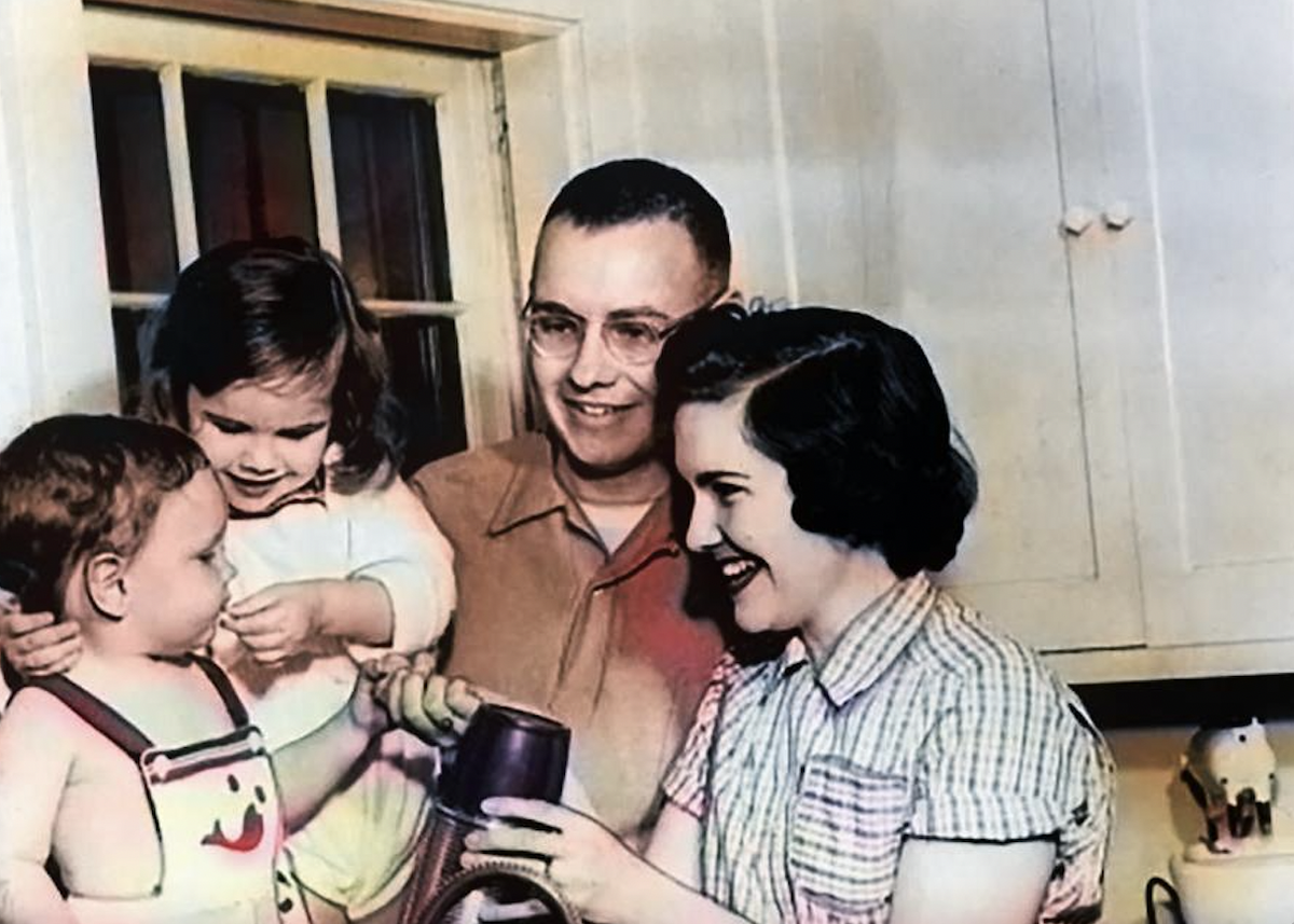 Семья Баффетов (слева направо) – сын Говард, дочь Сьюзи, Уоррен Баффет, Сьюзан Баффет