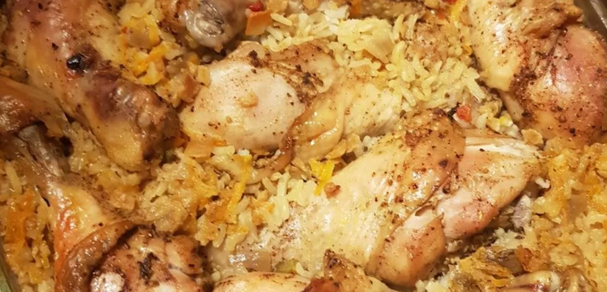 Курица с рисом в фольге. Рис с курицей в духовке. Курица запеченная с рисом в духовке. Курица с рисом в духовке в рукаве. Вкусная курица в духовке с рисом.