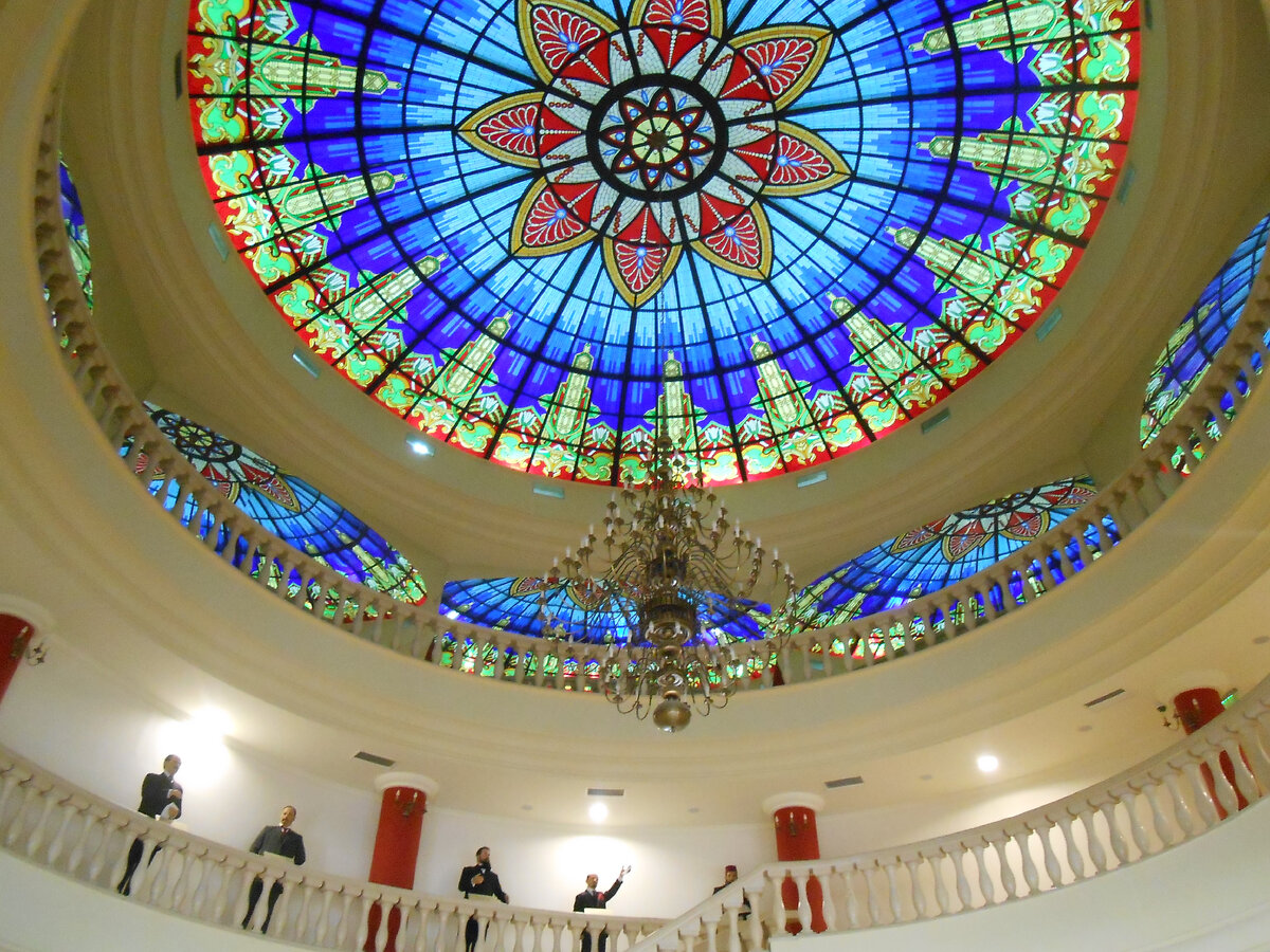 Вид на "купол" музейного здания снизу. Сентябрь 2017 года, фото автора.