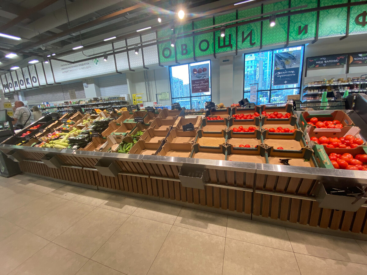 Огурцы с помидорами сметают моментально.