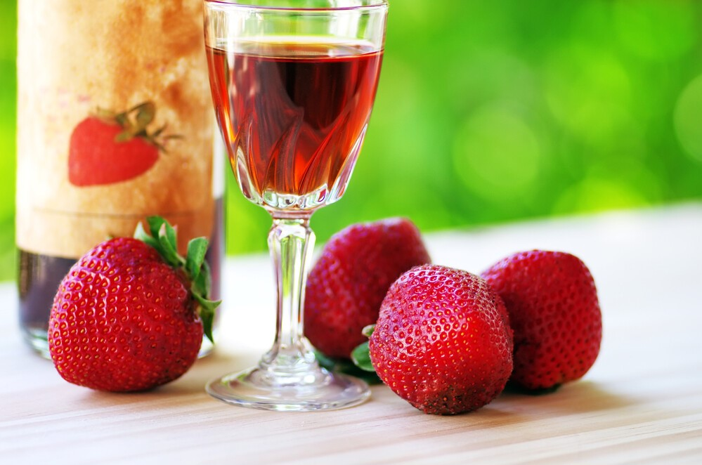 Домашнее вино из клубники,  изображение взято из открытых источников в сети интернет