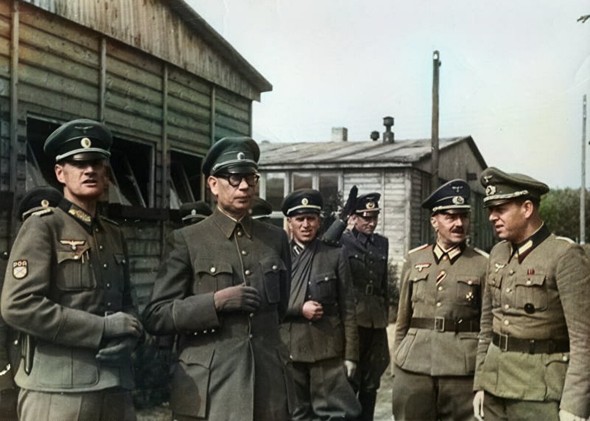 Власов и офицеры РОА в 1944-ом году. PS: фотография демонстрируется исключительно в образовательных целях, автор осуждает нацизм.