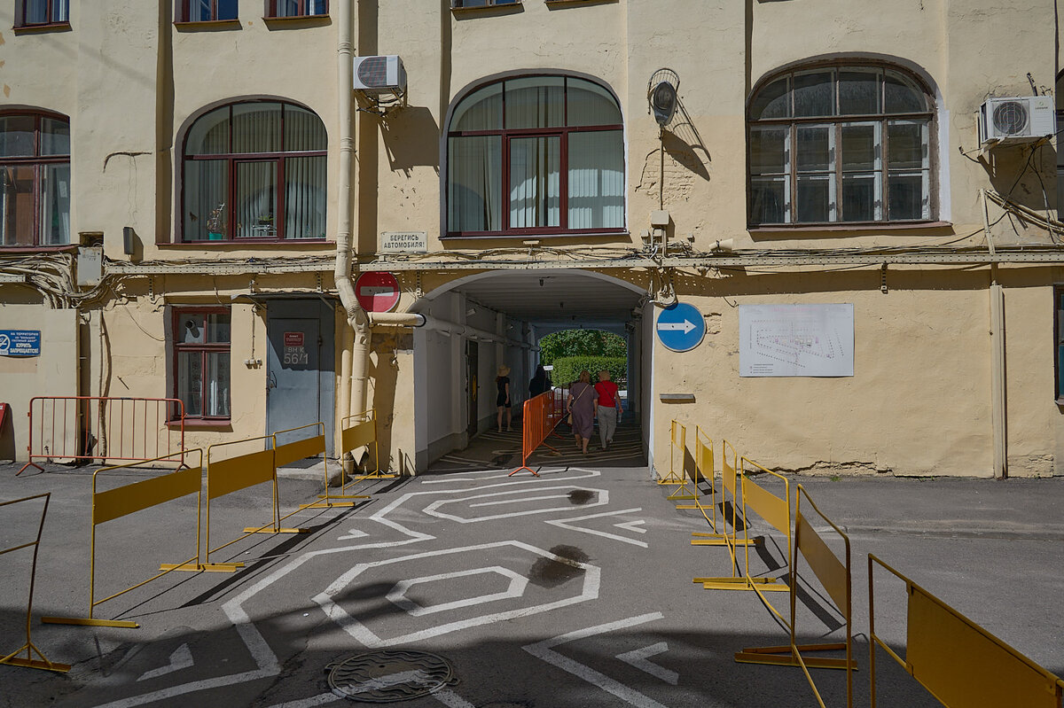 во дворе. бульвар юности 35 в белгород. заходи не бойся у нас собаки нет. захожу во двор. двор гостинки общественное пространство.