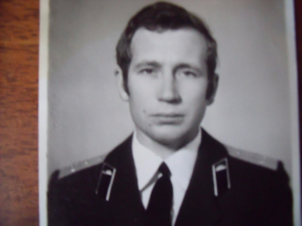 Мужчина в самом расцвете . Рыжие волосы. Красивое очертание губ и родинки две над и под губами .