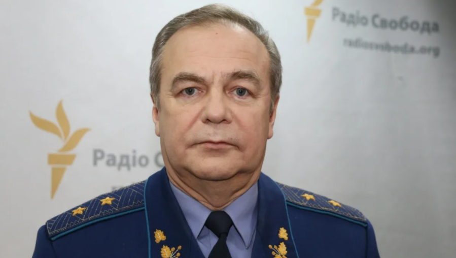 Когда смотришь в камеру, а видишь надвигающиеся танковые клинья Путина. И понимаешь, что выход только один - заминировать варениками Азовское море! 