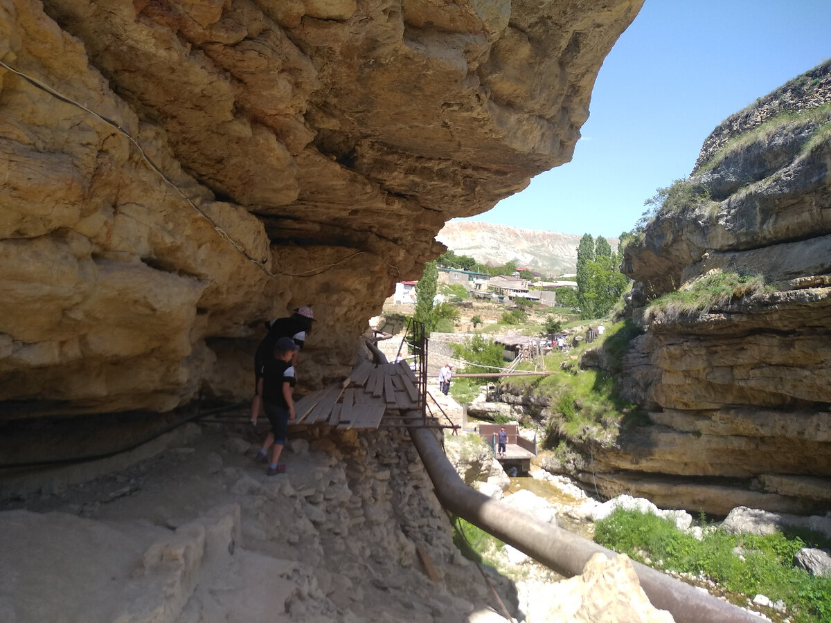 Вот по таким доскам лежит путь к водопаду. В шлепках проходить здесь будет проблематично.