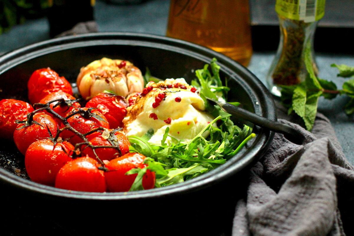 Запеченные помидоры с чесноком, сыром буррата и рукколой от Елены @urbanistka_vl