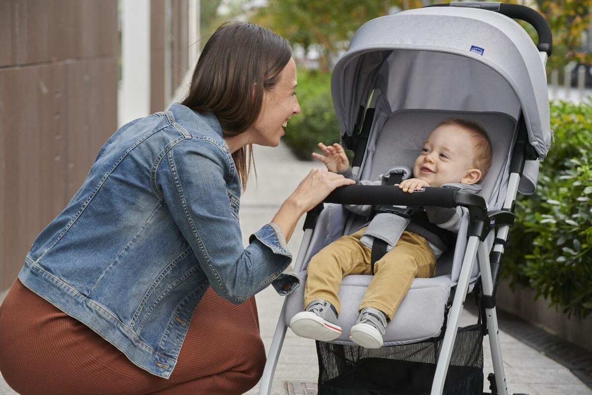 На фото коляска Chicco OHlala