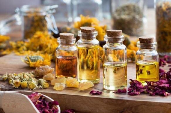 #PRO денежные масла 💸 Начну сразу с правил использования эфирных масел (ЭМ) и их смесей . Лично я не люблю все эти углубления в историю и тп .

1. Для того, чтобы масло работало, оно должно быть куплено лично , не подаренное
2. На баночке и коробочке обязательно должно быть написано: 100 % натуральное эфирное масло
3. Нельзя применять ЭМ чистое на кожу, иначе можно получить ожог (я кстати этого не знала и не интересовалась, в ажиотаже и в предвкушении результатов намазала себе все, что можно 🤣🤣 и лечила ожоги 2 месяца). Кроме некоторых (это вы узнаете по мере знакомства с маслами из личного опыта).
4. Используйте транспортное масло (основа)- подсолнечное, оливковое, абрикосовое, авокадо и тп (их очень много и недорогие ) -оно должно быть без явного запаха
5. Для новичков-при работе со смесями , делайте по рецепту. В дальнейшем интуитивно сможете определять концентрацию и виды масел
6. Заряжать масло (ниже напишу)
7. Ритуалы для привлечения денег делаются всегда на растущую Луну
8. При ароматерапии-5 капель смешанных с водой на 15 кв метров помещения
9. Для ванны-смешивайте с пеной для ванны, солью. Иначе масло плёнкой ляжет поверх воды и получите ожог
10. В шампунь -2-3 капли на 200 мл
11. В крем -2-3 капли на 100 гр

Денежные масла основные:

Пачули-магнит для денег 💵 самое сильное масло. Успокаивает, приводит мысли в порядок. Натирать заряжённую банкноту, жечь свечи зелёного цвета с маслом пачули, капнуть в сумку , натереть карточки и кошелёк изнутри.

Нероли -запах королей. Убирает страх, поднимает жизненных тонус , повышает работоспособность . Привлекает в жизнь желаемое . Капнуть рядом со свечкой на входящем потоке энергии в помещении. Сделать смесь-масло основа 10 мл, 5 капель нероли-натереть запастья перед выходом из дома и весь день будет сопутствовать удача.

Ветиверия -помогает справиться с трудной ситуацией, позволяет увидеть причины, помогает отдать долги. Использовать для ароматизации помещения -офис или магазин, натереть фиолетовую свечу и визуализировать -для достижения власти и успеха .

Кедр-священный аромат. Позволяет определить истинные ценности, ошарашивает от суетности. Привлекает деньги при благих намерениях.

Розмарин -защитное масло. Бережёт от нападений. Помогает производству . Снимает усталость , повышает энергичность . Масло высоких продаж. Распылять на рабочем месте. Осторожно гипертоникам.

Базилик-масло достижений . Помогает в бизнесе , способствует продвижению по карьерной лестнице, увеличивает продажи. Ароматизировать кошелёк, карман для денег, прилавки и стенды в магазине .

Сосна -судьбоносное масло. Устраняет сомнения, помогает принять верные решения. Стимулирует ум, помогает найт решение. Использовать аромалампу в офисе, комната для переговоров, Баня .

Приготовление смесей:
1. Масло основа на 5 мл-5 капель выбранного масла
2. Баночку с маслом или смесью нужно зарядить -взять в ладони и сжать, мысленно представить загаданное уже исполненным (деньги не цель, а средства . Представлять нужно что хотите приобрести на них), сдать исполненное желание в шар и отправить в баночку
3. Смешивать ёмкости любой , кроме металлической
4. Перемешивать аккуратно по часовой стрелке деревянной или стеклянной палочкой, лучше всего крутить ёмкость по часовой стрелке до полного смешивания масел
5. Использовать масло или смесь и приговаривать -масло применяю ......получаю/защищаю /исполняю, это у деньгам
6. Ритуалы делать в одиночестве
7. Лучше перед ритуалом помедитировать со свечами
8. Цвета свечей выбираем по назначению
9. Обязательно визуализировать желаемое, как будто уже исполнилось, ощущать радость от приобретённого.

Рецепты смесей:
Быстрые деньги -7 к пачули, 5 к кедр. Натереть зелёную свечу и жечь , можно несколько дней (в зависимости от свечи). Добавить 2 капли в аромамедальон , носить при себе. Смешать с транспортным и натереть запастья.

Удача-пачули и сосна в равных долях . Наносить на внутреннюю сторону кошелька , карточки. На ватный диск и положить на рабочем месте. Для привлечения денег в дом -добавить в волу для мытья полов

Приручить деньги- пачули, кедр , сосна по 5 к. Смешать с 3 мл масла основы.

Успех в бизнесе-7 к пачули, 1 к розмарин , 5 к кедр, 1 к корицы. Использовать с маслом основой, кремом, шампунем.
5 к пачули , 1 к розы, 1 к нероли, 3 к шалфея . Использовать с маслом основой, солью для ванны

4 к базилик , 3 к пачули, 3 к мята-натереть карточку, копилку.

5 к пачули, 3 к кедр, 1 к имбирь, 2 к ветиверия, 15 мл основы. Протирать руки, кошелёк, купюры перед покупкой -деньги вернуться.

Денежная ванна-3 части пачули, 1 часть корица, 1 часть кедр-пропитать соль для ванны.

Вы можете сказать , что все это ерунда, вся эта ваша магия. Но магией называют не потому, что это чудеса небесные , а потому что сложно для восприятия и понимания.
Я попробую разъяснить в чем все чудеса 🔮 научно доказано , что запахи влияют на наши эмоции, на выделение секреций, на рефлексы . Таким образом , определенные зарази отвечают за определенные эмоции . Попадая в мозг, активируются определенные его участки. Активируется эта зона, и вы делаете те вещи, которые нужны для достижения определенного результата. Большим блокатором является страх, большинство эфирных масел его снижают . Сознание очищается, дыхание успокаивается , приходят нужные мысли. Наш мозг-удивительная штука. Просто как птицу гордую, его надо немного подтолкнуть, разбудить, активизировать .

Вы спросите, почему именно такие ароматы и именно такие эмоции . Здесь же ответ лежит в истории человечества. Все подобные статьи начинаются со слов «издревле наши предки и тп и тд». Так часть правды в этом и кроется. Человек -существо , подверженное неуверенности и боязни в собственных силах . Поэтому люди сочиняли себе помощников. Одни из них -придумали , что это запахи. Стали получать их. И так стали этим пользоваться на протяжении многих веков . И именно так пробуждается сейчас наша генетическая память. По сути, никакой магии, никаких чудес. Но это удивительно , и Вы это поймёте, когда попробуете хотя бы малую часть того, что тут написано. Это работает!!! Всем удачи и процветания 👏🤩