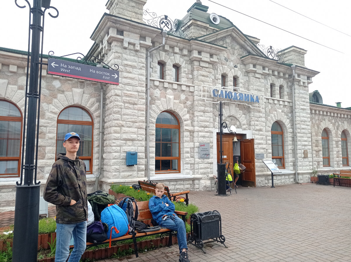 Слюдянка время. Слюдянка (город). Слюдянка достопримечательности. Памятник Слюдянка мужик и девушка. Интерактивный музей Слюдянка фото.