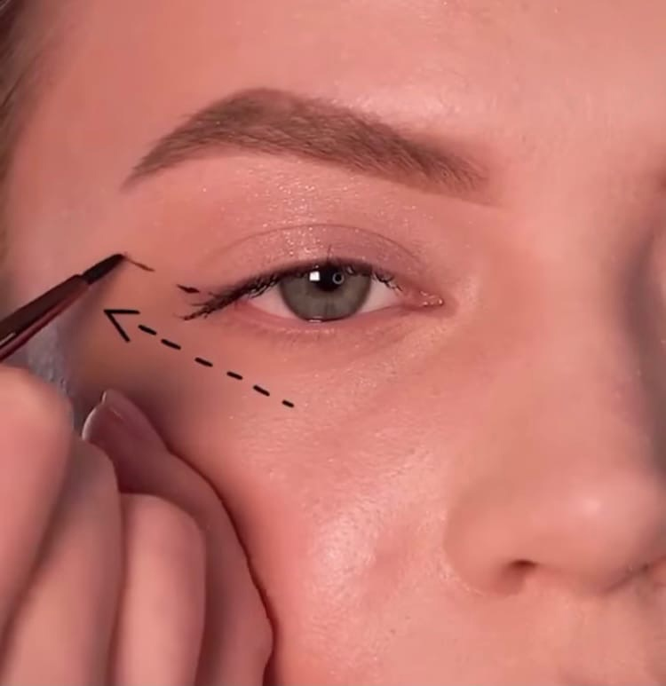 Начинаем всгда с угла девочки! Рисуем ту длину, которая по вашему мнению вам будет подходить наибольшим образом.