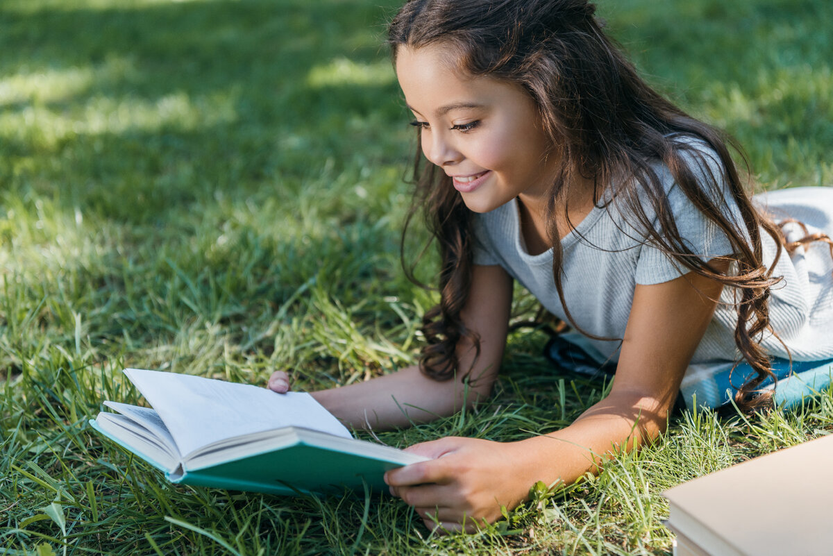 Reading helps you to. Трава книги для детей. Lying down on grass reading book. Рабочий читает. Картинка ребенок читает книгу лежа