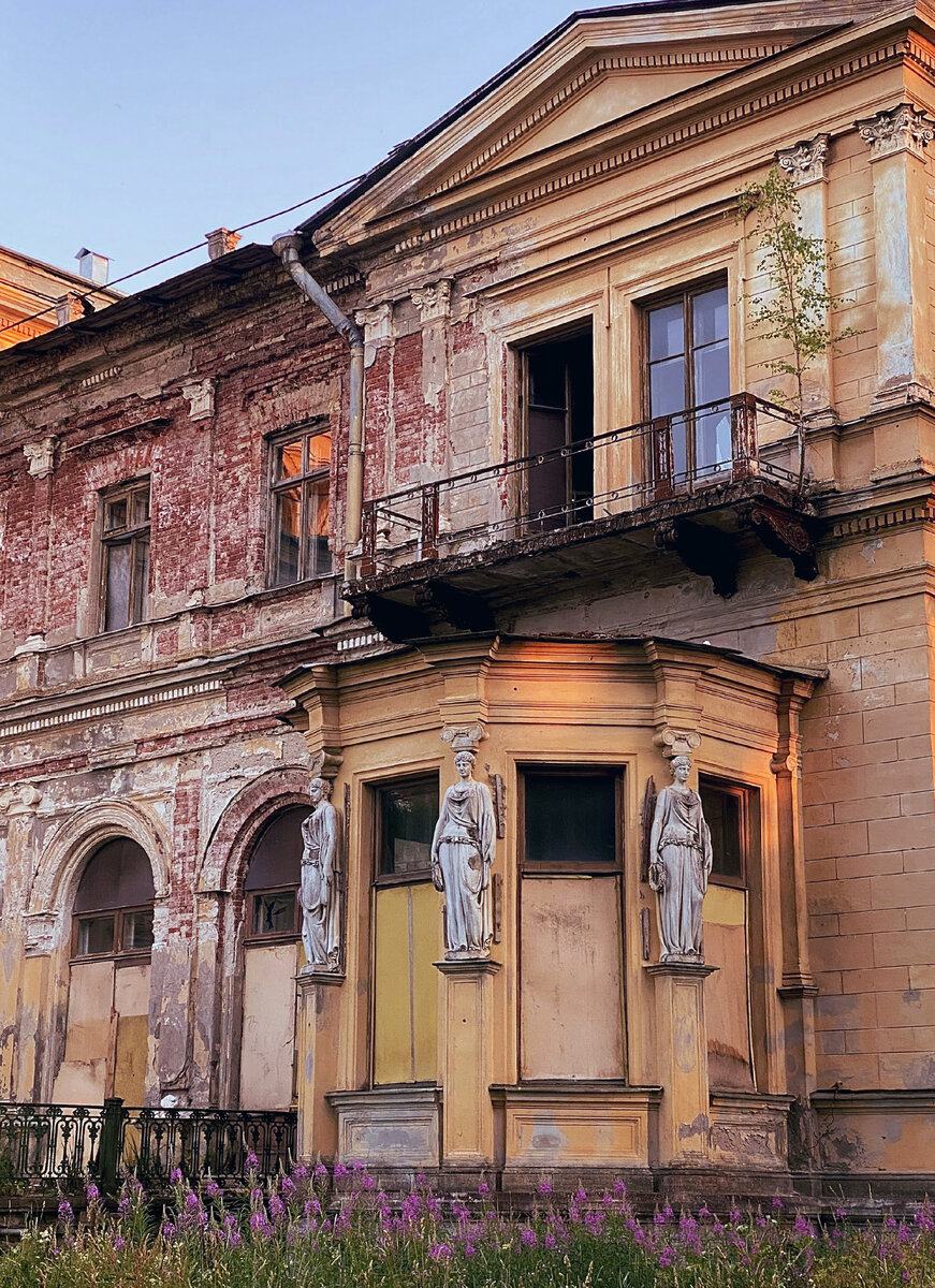 Разные стороны дворца. Фото автора