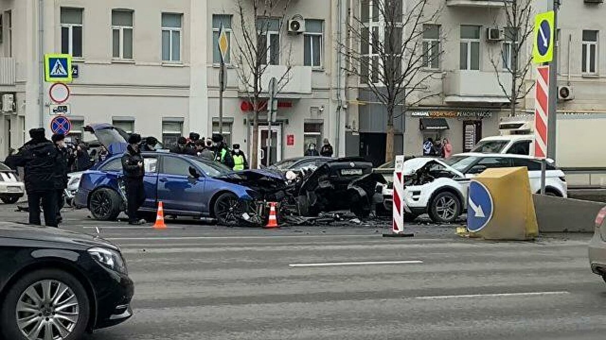 Блогеров бить. Блогер Эдуард Билл авария. Авария в Москве с блоггером Эдвард бил.