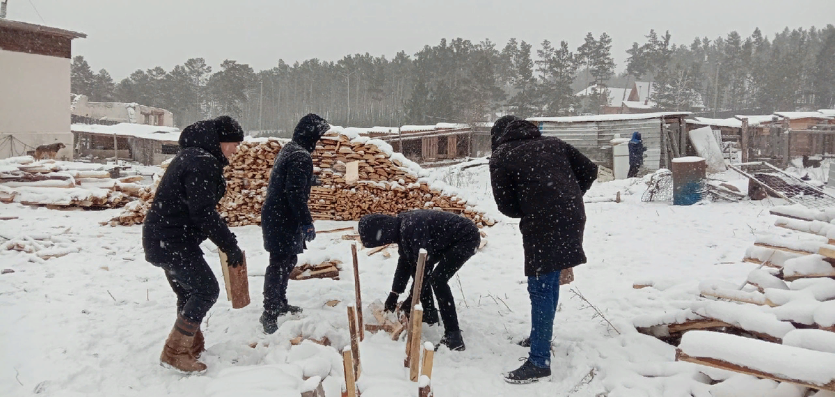 Ребята приводили в порядок территорию