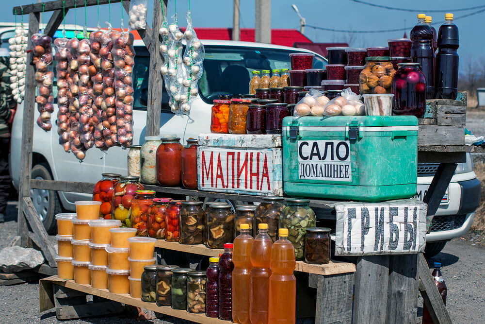 Какие товары продаются на рынке. Прилавок на рынке. Рынок товаров. Придорожный рынок. Рынок торговли в России