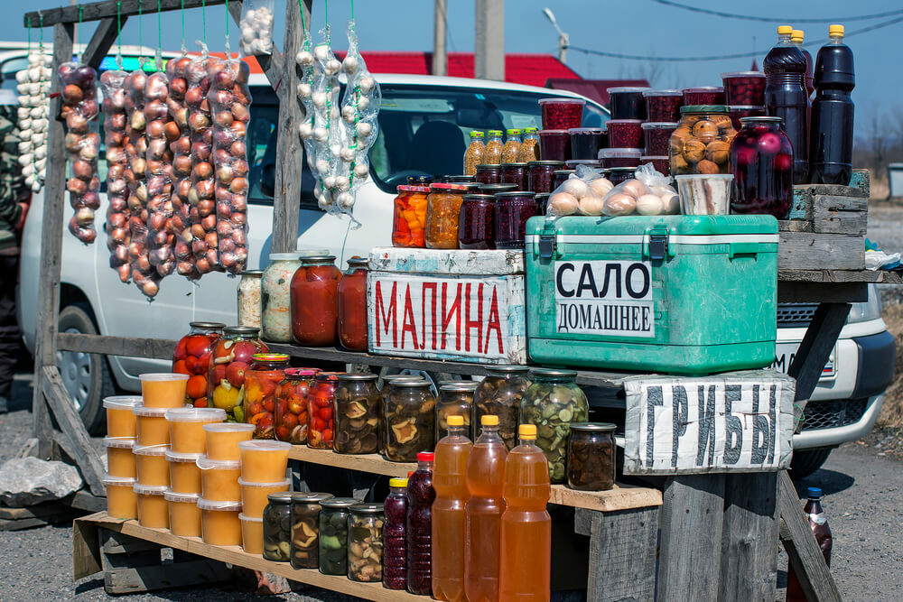 Фото товар на рынке. Рынок продаж. Рынок торговли в России. Прилавок с продуктами российского производства рынок. Товары которые продаются на сельском рынке.