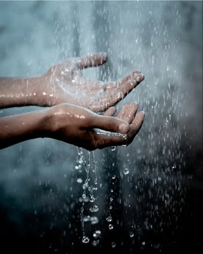 Душе соприкосновение. Вода в руках. Вода в ладонях. Дождь на ладони. Капли воды на руках.