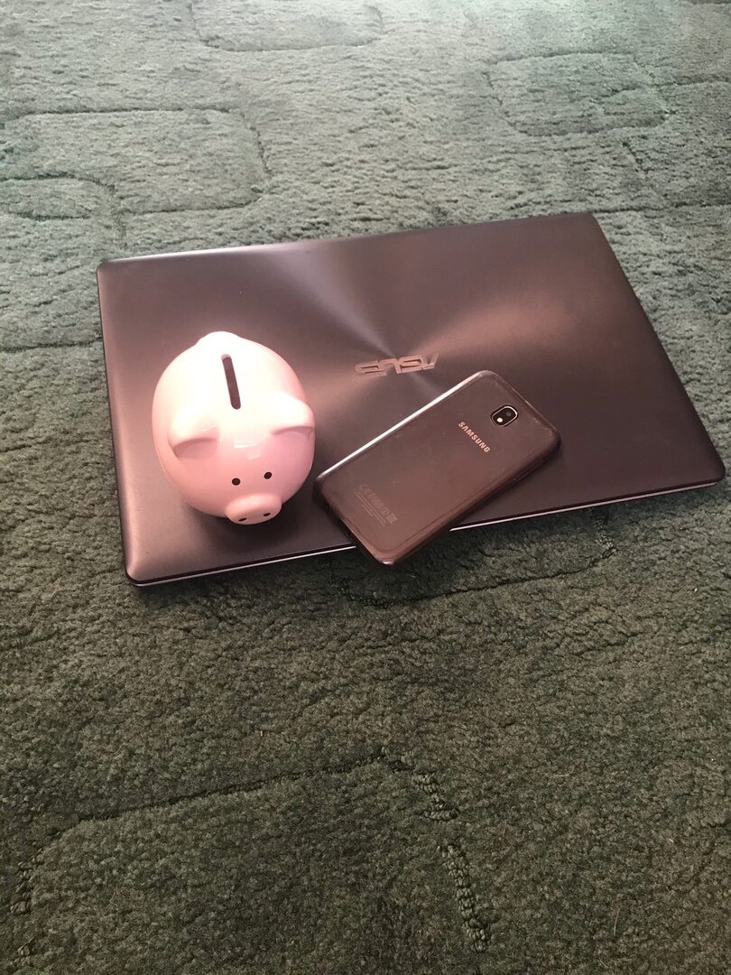 Мой рабочий инструмент. Ноутбук, рабочий телефон. Ну и свинка-копилка всегда со мной. отложу в неё сегодня пару десятчиков :D