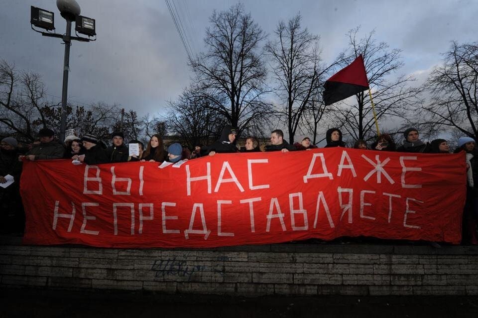 Этот плакат с митинга на Болотной площади на самом деле - отклик на алогичный плакат с испанских протестов 2011 года. Т. е. проблемы с доверием к выборам есть далеко не только в России. 