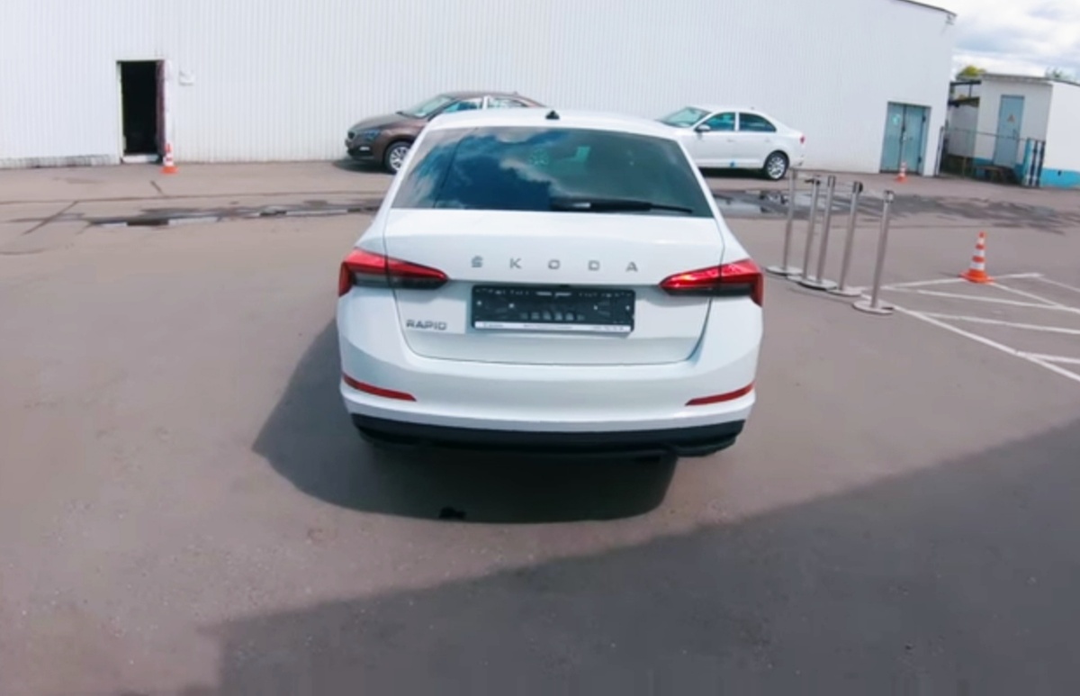 Дизайн задней оптики красивый, фары получились большими, поэтому автомобиль не кажется маленьким со стороны. 