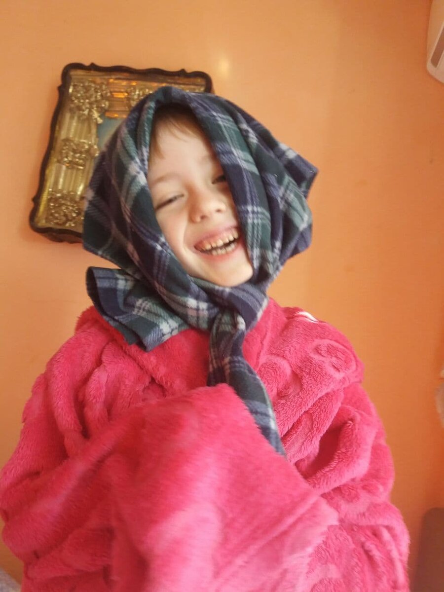 "Мама, я тоже себе костюм придумал! Я веселая старушка".