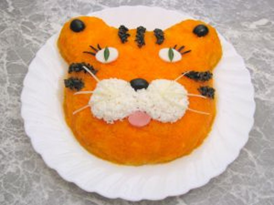 Вкуснейший салат. подойдет как для новогоднего стола, так и для детского праздника. 
