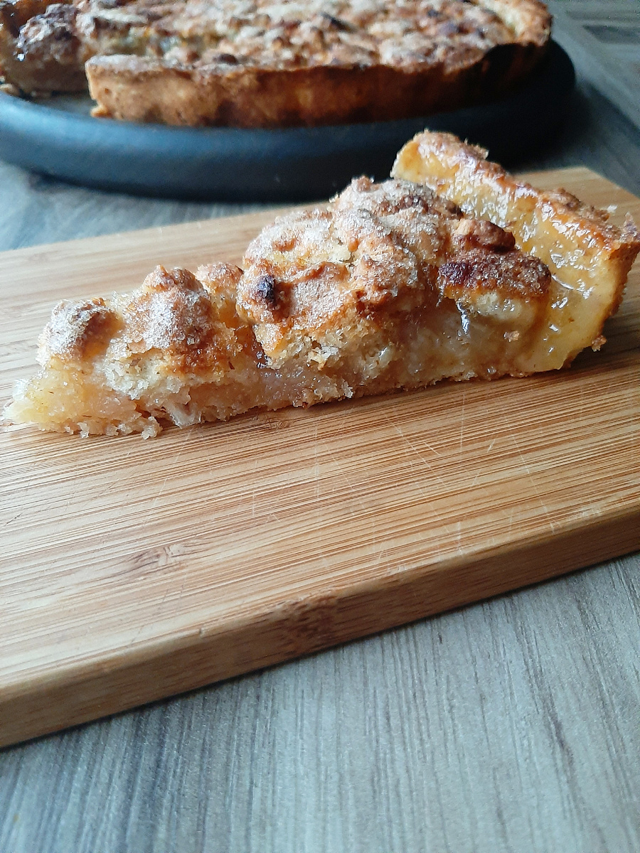 После полного остывания пирог легко разрезается, несмотря на изначально жидкую начинку.