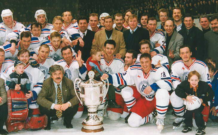На фото:  «Металлург» – обладатель Кубка России. 1998 год