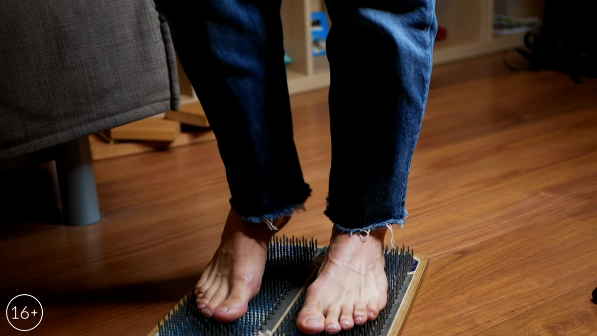 Артем Кутянин -автор канала. Стояние на гвоздях. Доска с гвоздями металлическими