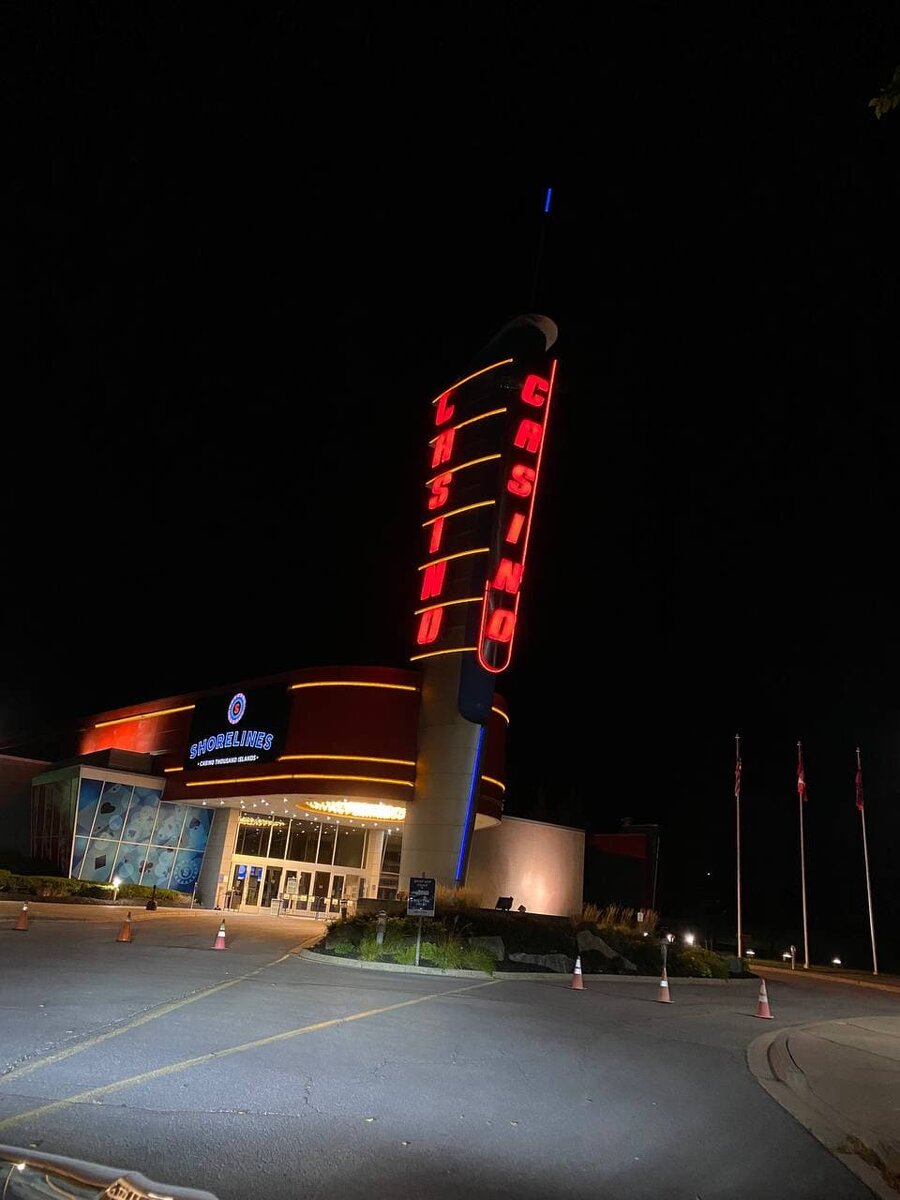 Казино в Гананока (Gananoque) жизнь тут бурлила до 11 сентября 2001 г, потом перестали приезжать американцы, а это 30 км. В казино покушать 10 долл безлимит с омарами