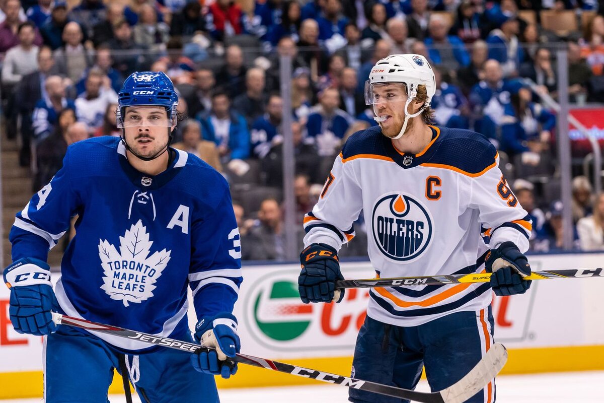 Мэттьюз и Макдэвид. Фото: Kevin Sousa/NHLI via Getty Images