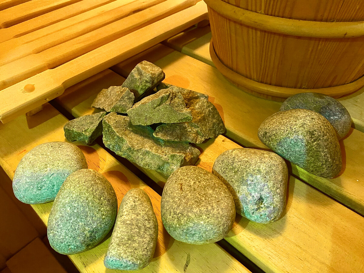 Жадеит сибирский колотый и галтованный (обработанный, имеет округлую форму). Личное фото автора канала: В хозяйстве пригодится.